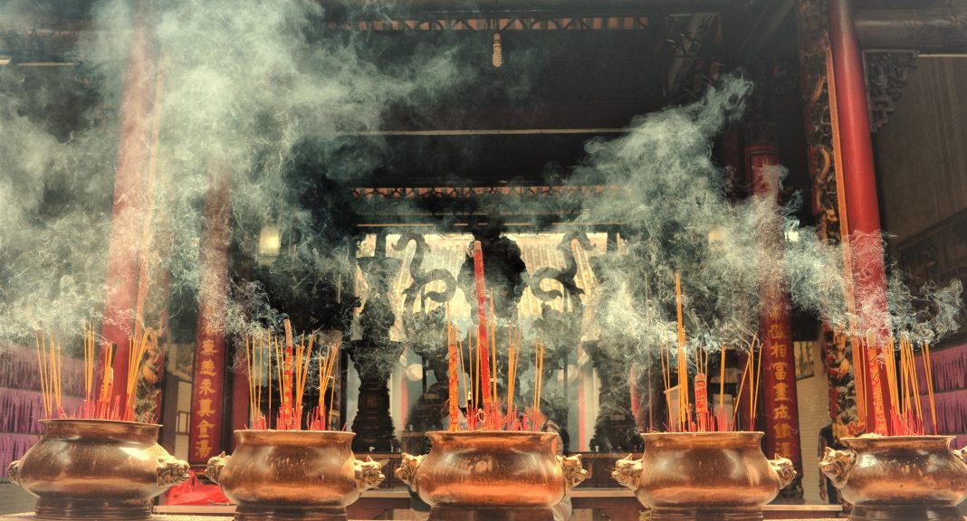 DEUS NÃO PRECISA DE DEVOÇÃO NEM RITUAIS. NÓS É QUE PRECISAMOS TER FÉ.