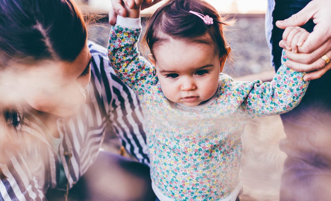 SEGURE A MÃO DO SEU FILHO POR UM TEMPO E O CORAÇÃO PARA SEMPRE.