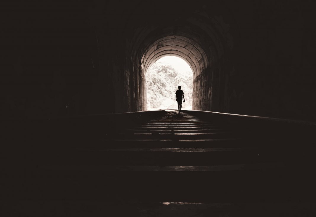 Não existe LUZ no fim do túnel. A luz está em VOCÊ.